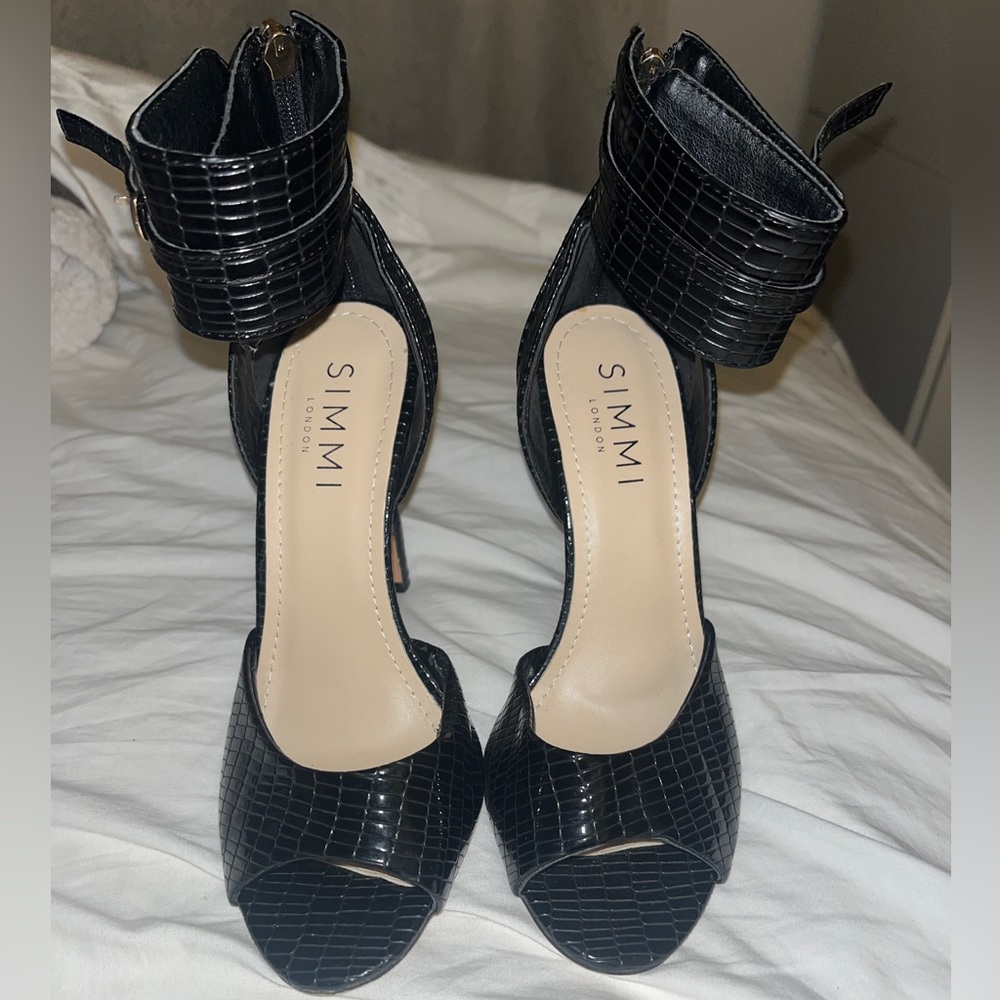 BRAND NEW. W.O TAGS  Snake Skin Like Heels.